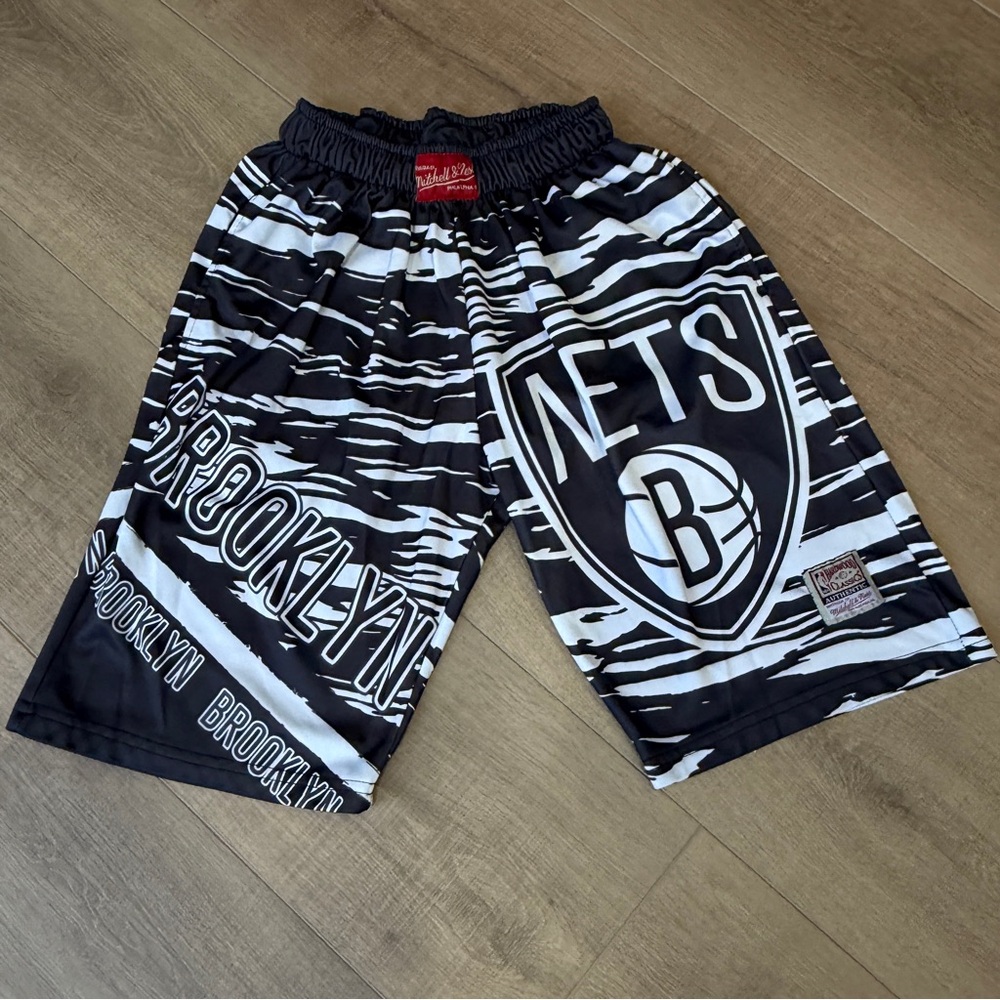 Mitchell &Ness Hardwood Classics Brooklyn Nets Swing Shorts B/W Philadelphia NBA